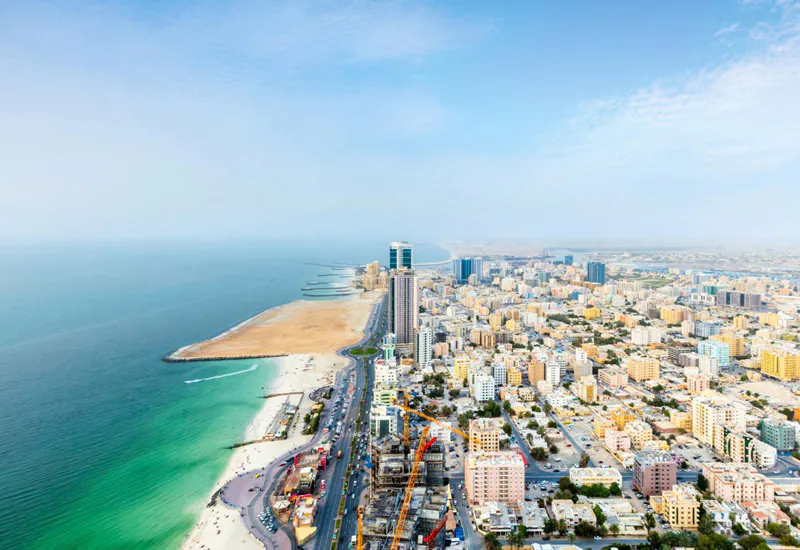 Vue aérienne du littoral d'Ajman, où se trouve la Ajman Free Zone à côté du port d'Ajman.