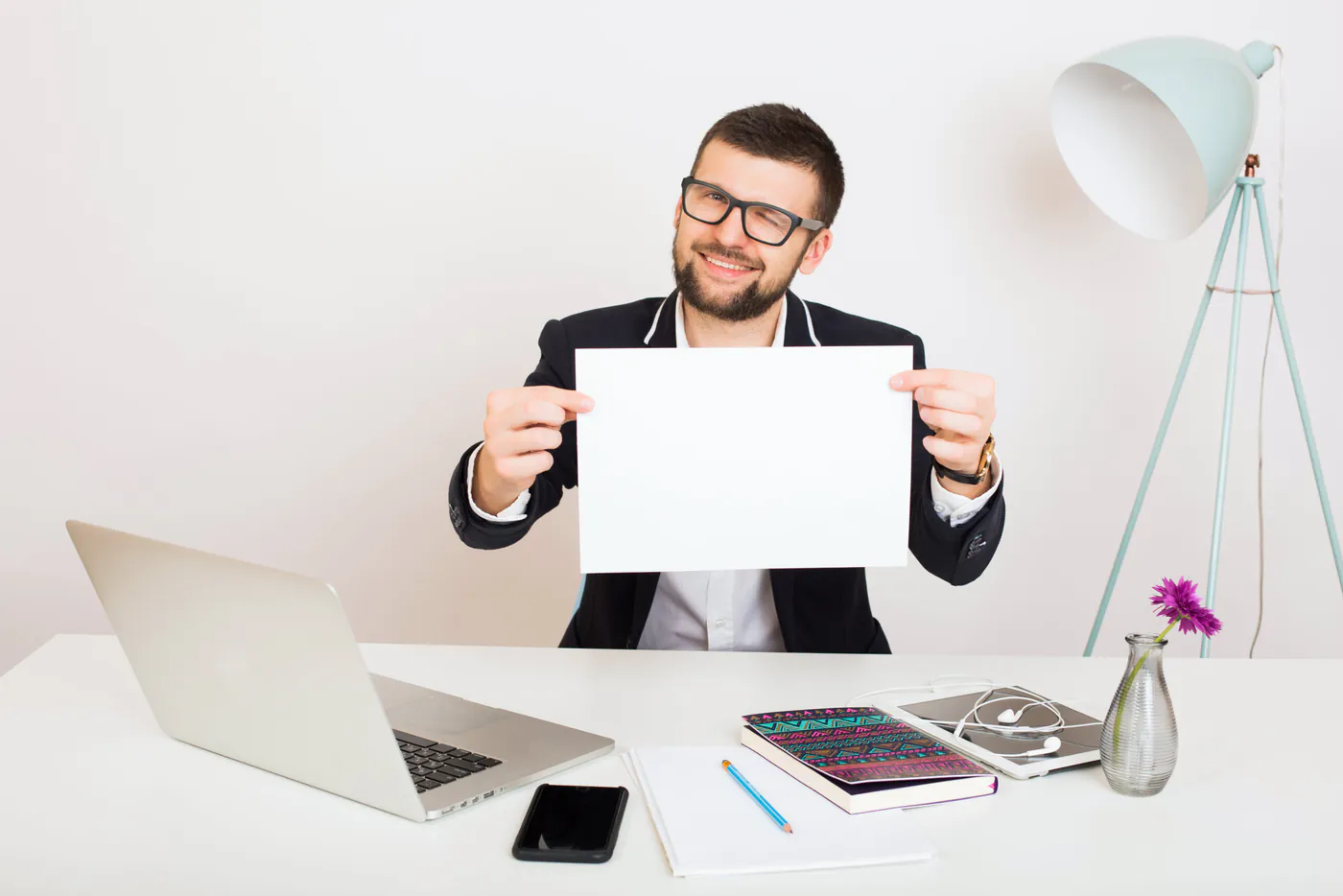 Comment obtenir un permis d'influenceur aux Émirats arabes unis ? Guide complet par FZM Solutions